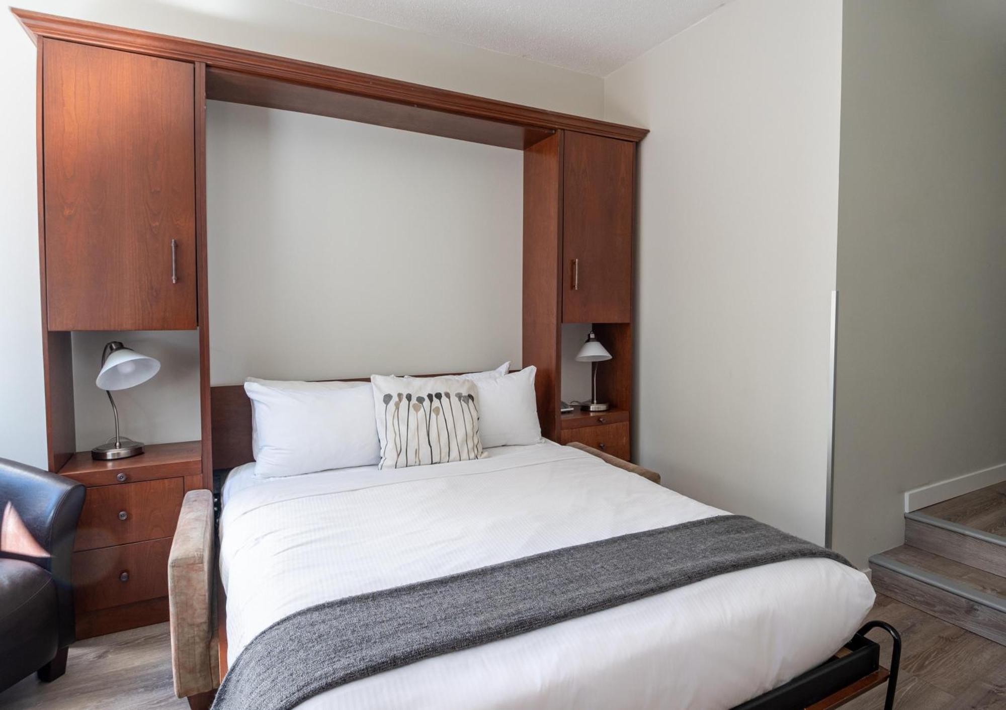 Alpenglow Lodge Family Studio With Murphy Bed By Mva Whistler Esterno foto